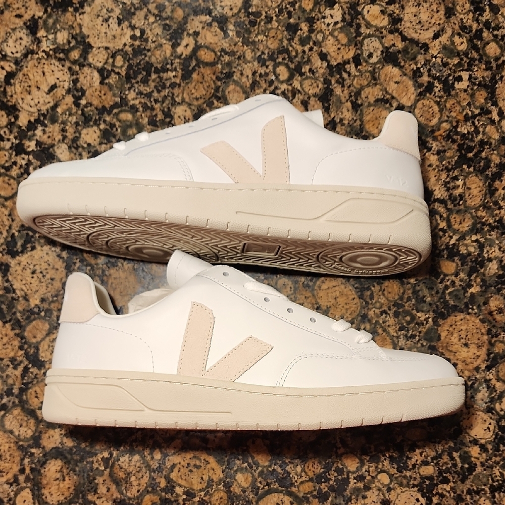 Veja White Low-Top Leather Sneakers (Women’s 10, Men’s 8) Brand New no Tags
